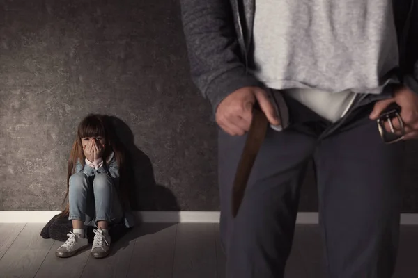 Homem com calças desapertadas e menina assustada dentro de casa. Criança em perigo — Fotografia de Stock