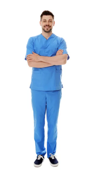 Retrato de comprimento total de médico masculino sorridente em esfregaços isolados em branco. Pessoal médico — Fotografia de Stock