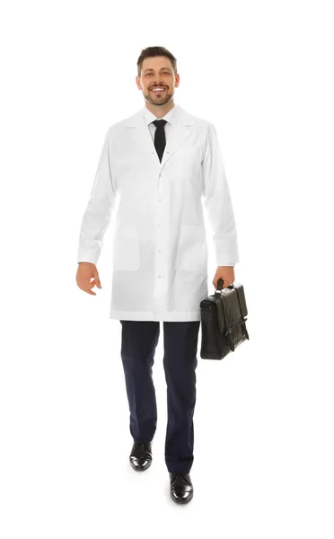 Teljes hosszúságú portréja férfi orvos a táskát elszigetelt fehér. Egészségügyi dolgozók — Stock Fotó