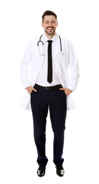 Retrato de comprimento total de sorrir médico masculino isolado em branco. Pessoal médico — Fotografia de Stock
