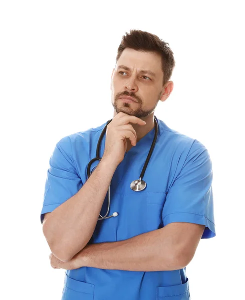 Portréja töprengő férfi orvos Scrubs elszigetelt fehér. Egészségügyi dolgozók — Stock Fotó