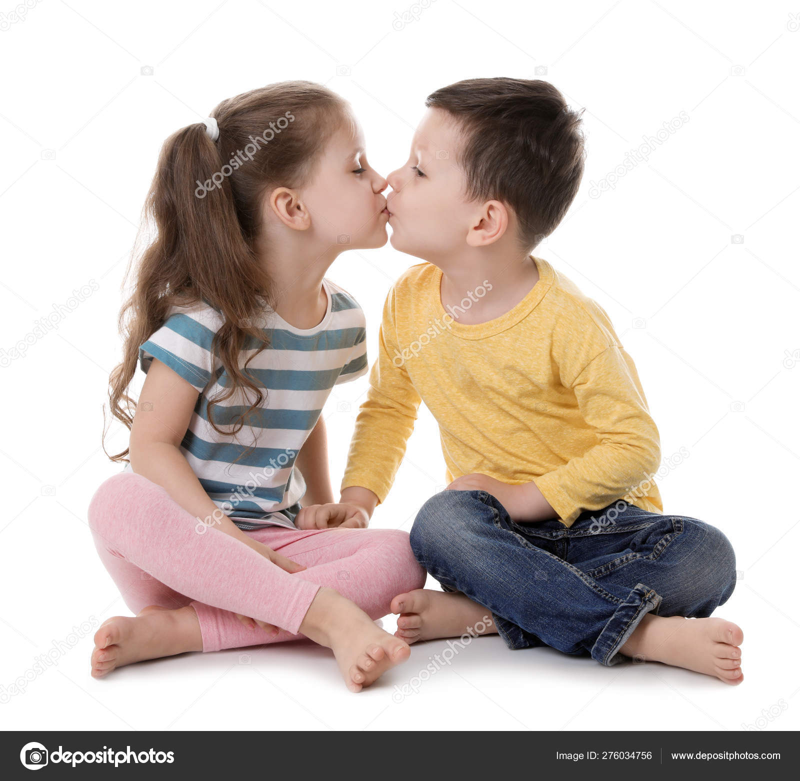 Licking boy girl. Литтл Киссинг. Поцелуй мальчика и девочки. Мальчик целует девочку. Целовашки мальчик с девочкой.
