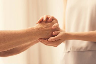 İnsanlar, bakım ve destek. Yardım eli konseptini vermek