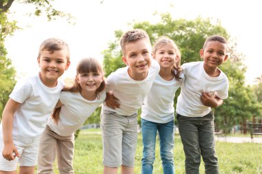 Parkta huddling çocuk grubu. Gönüllü proje