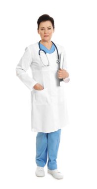 Beyaz üzerinde izole Pano ile kadın doktor tam uzunlukta portre. Tıbbi personel