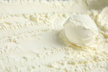 Lezzetli vanilyalı dondurma topu, yakın çekim. Metin için alan
