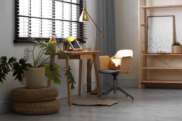 Intérieur élégant de la chambre avec un lieu de travail moderne à la fenêtre — Photo