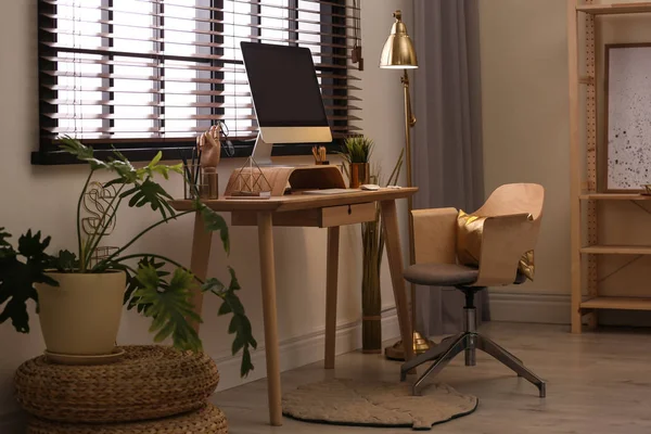 Interior de quarto elegante com local de trabalho moderno na janela — Fotografia de Stock