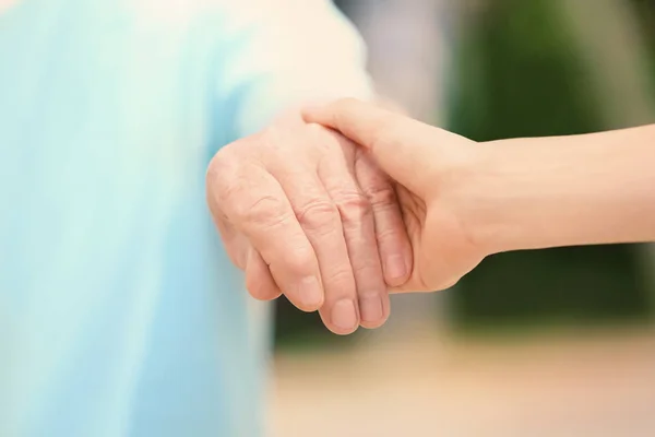Άνθρωποι, φροντίδα και υποστήριξη. Δίνοντας την έννοια του χεριού βοηθείας — Φωτογραφία Αρχείου