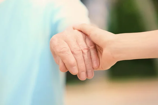 Personas, cuidado y apoyo. Dar ayuda concepto de la mano —  Fotos de Stock