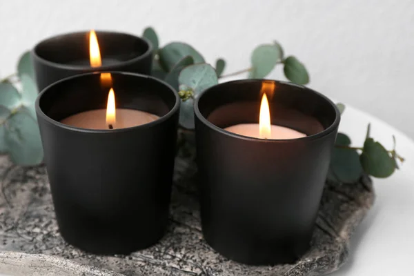 Bandeja con velas encendidas y ramas en la mesa, primer plano —  Fotos de Stock
