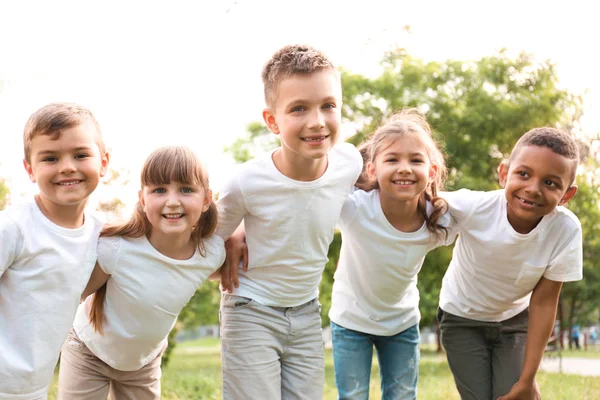 Groupe d'enfants se blottissant dans le parc. Projet de volontariat — Photo