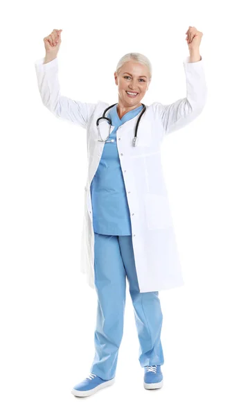 Volledige lengte portret van gelukkige vrouwelijke arts geïsoleerd op wit. Medisch personeel — Stockfoto