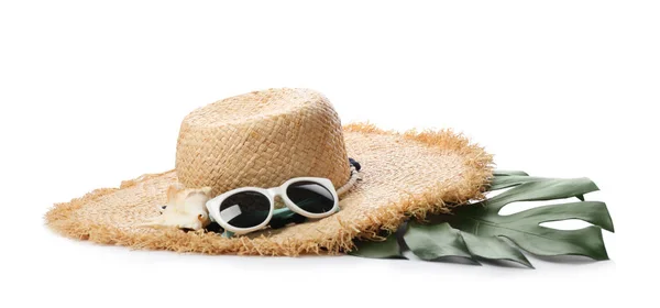 Diversi accessori da spiaggia eleganti su sfondo bianco — Foto Stock