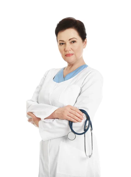 Портрет женщины-врача изолирован на белом. Медицинский персонал — стоковое фото