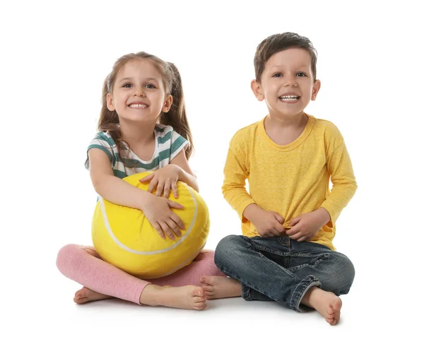 Mignon petit garçon et fille avec balle douce sur fond blanc — Photo