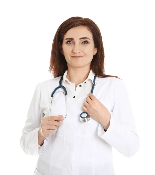 Retrato de médico feminino isolado em branco. Pessoal médico — Fotografia de Stock