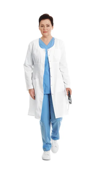 Beyaz üzerinde izole kadın doktor tam uzunlukta portre. Tıbbi personel — Stok fotoğraf