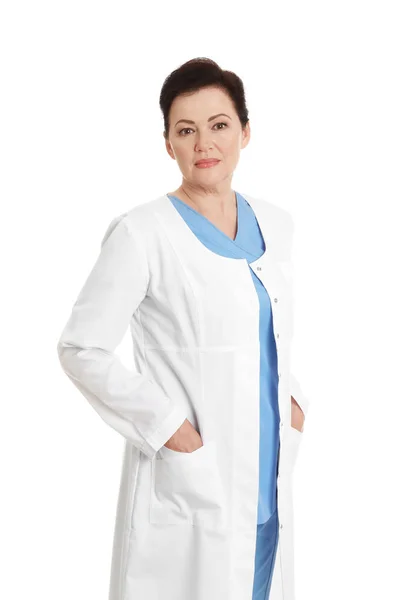 Το πορτρέτο του γυναικείου γιατρού απομονώθηκε σε λευκό. Ιατρικό προσωπικό — Φωτογραφία Αρχείου