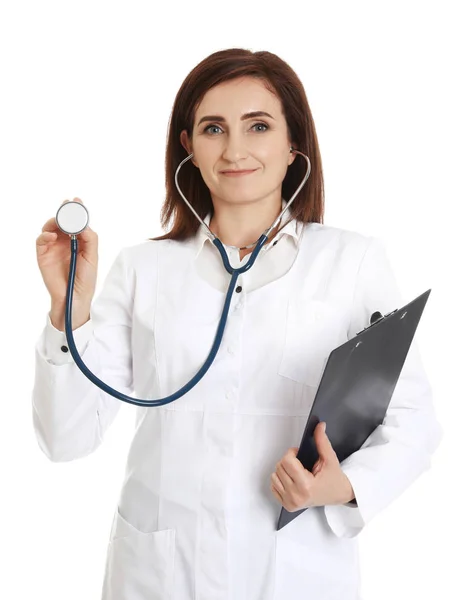 Retrato de médico feminino com prancheta e estetoscópio isolado em branco. Pessoal médico — Fotografia de Stock