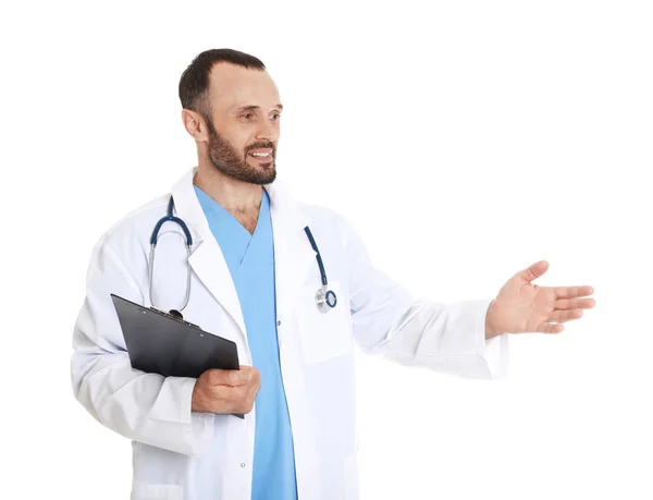 白で隔離されたクリップボードを持つ男性医師の肖像画。医療スタッフ — ストック写真