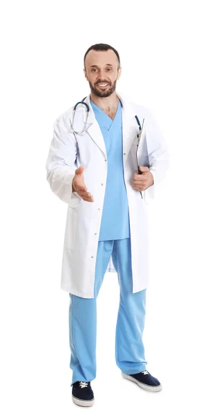 Полный портрет врача мужского пола, протягивающего руку, изолированную на белом. Медицинский персонал — стоковое фото