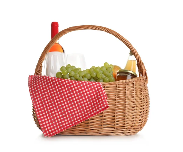 Корзина для пикника с вином и едой, изолированной на белом — стоковое фото