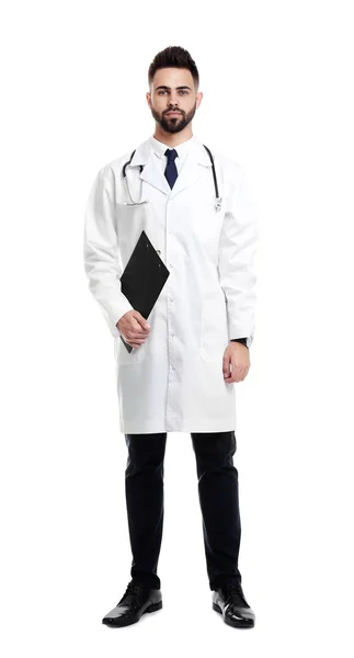 Joven doctor en uniforme con portapapeles aislado en blanco — Foto de Stock