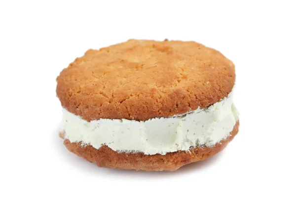 Dulce delicioso sándwich de galletas de helado sobre fondo blanco — Foto de Stock