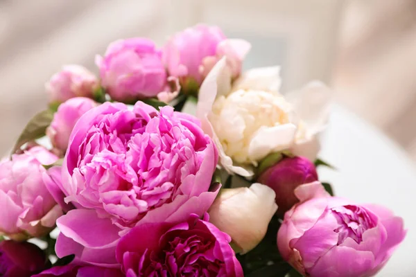 Csokor gyönyörű pünkösdi rózsa a homályos háttér, Vértes — Stock Fotó