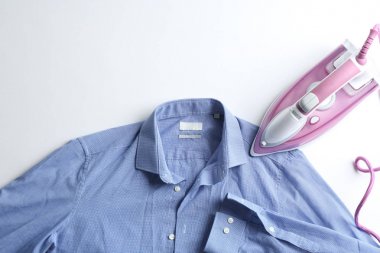 Açık arka planda temiz gömlekli ütü, üst görünüm