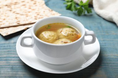 Renkli ahşap masa üzerinde Yahudi matzoh topları çorba Kase