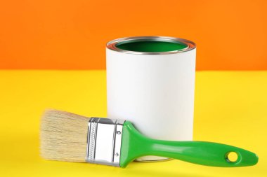 Renkli arka planda fırça ile boş boya olabilir