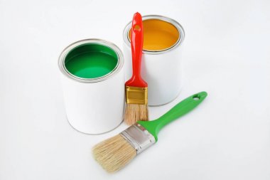 Beyaz arka plan üzerinde fırçalar ile boya açık olabilir