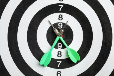 Renkli oklar ile Dart tahtası, üst görünümü