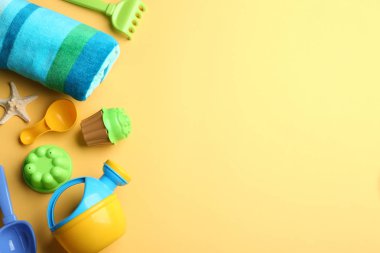 Renk arka plan üzerinde parlak plaj oyuncakları ile Düz yatıyordu kompozisyon. Metin için alan