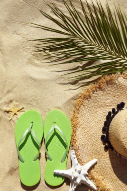 Kum üzerinde plaj aksesuarları ile düz yatıyordu kompozisyon. Metin alanı