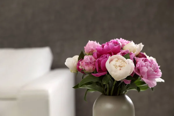 Florero con ramo de hermosas peonías en la habitación, espacio para el texto —  Fotos de Stock