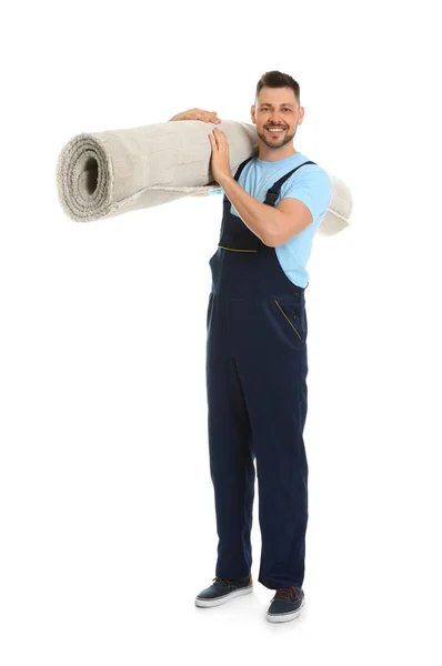 白い背景にカーペットを持つ引越しサービス従業員の肖像画 — ストック写真