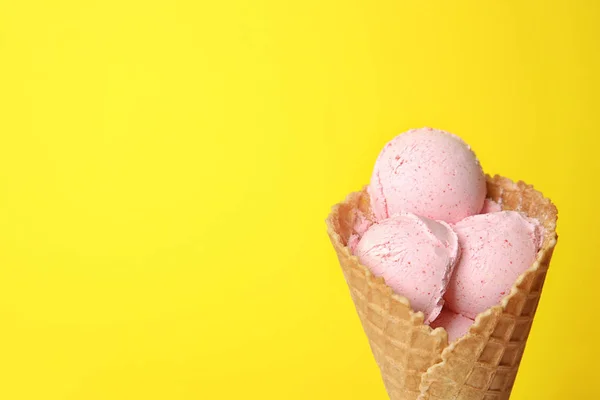 Delicioso sorvete em cone de waffle no fundo de cor, espaço para texto — Fotografia de Stock