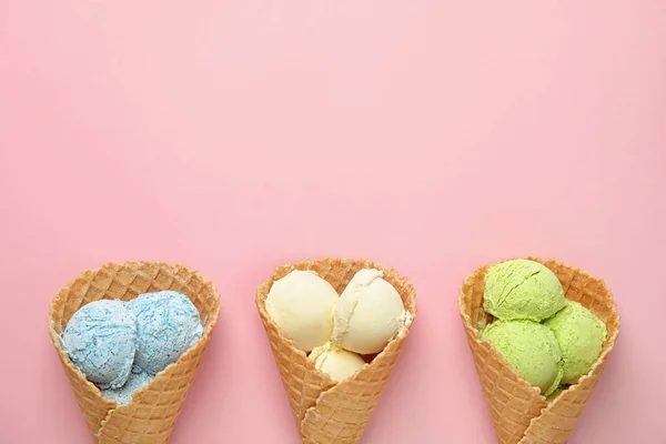 Composição plana com deliciosos sorvetes em cones de waffle no fundo de cor, espaço para texto — Fotografia de Stock