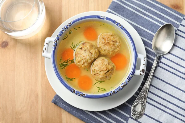 Płaska kompozycja z żydowskimi piłkami matzoh zupa na drewnianym stole — Zdjęcie stockowe