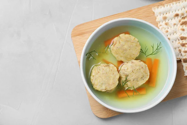 Płaska kompozycja z żydowskimi piłkami matzoh zupa na jasnym stole. Miejsce na tekst — Zdjęcie stockowe
