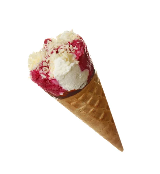 Mulher segurando cone de waffle com delicioso sorvete no fundo branco — Fotografia de Stock