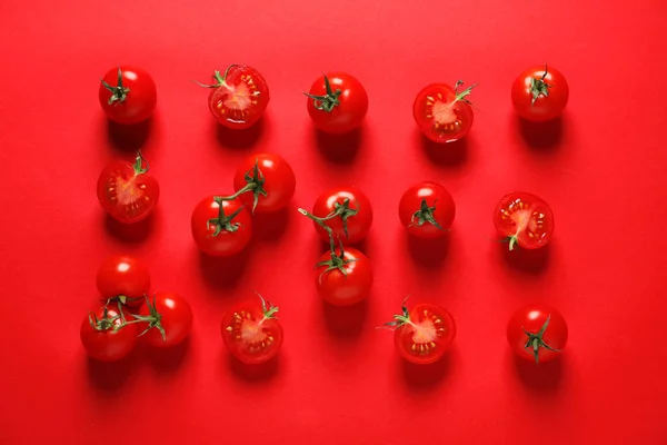 Composición plana con tomates cherry maduros sobre fondo de color —  Fotos de Stock