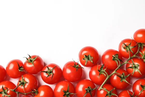Composición con tomates cherry maduros sobre fondo blanco, vista superior — Foto de Stock