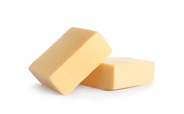 Pedaços de queijo delicioso no fundo branco — Fotografia de Stock