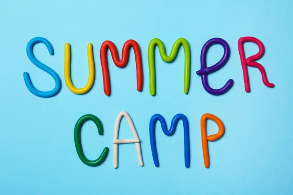 Tekst Summer Camp wykonany z gliny modelowej na kolorowym tle, płaski lay — Zdjęcie stockowe