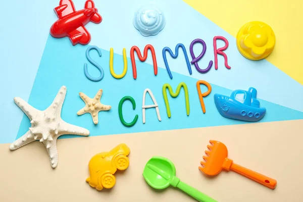 Composição de leigos planos com texto SUMMER CAMP feito de argila modelagem em fundo de cor — Fotografia de Stock