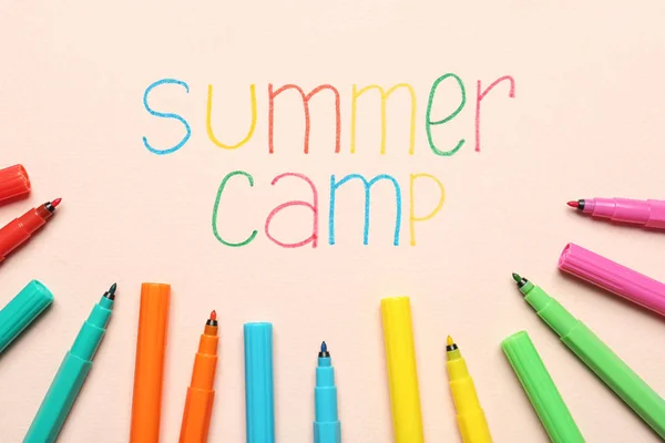 Text Summer Camp och färgglada filt tips pennor på färg bakgrund, Flat Lay — Stockfoto